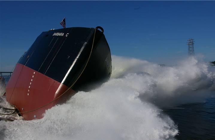 喜庆的日子大船侧滑下水很壮观的画面